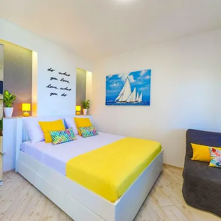 B&r, Beach Studio Podstrana